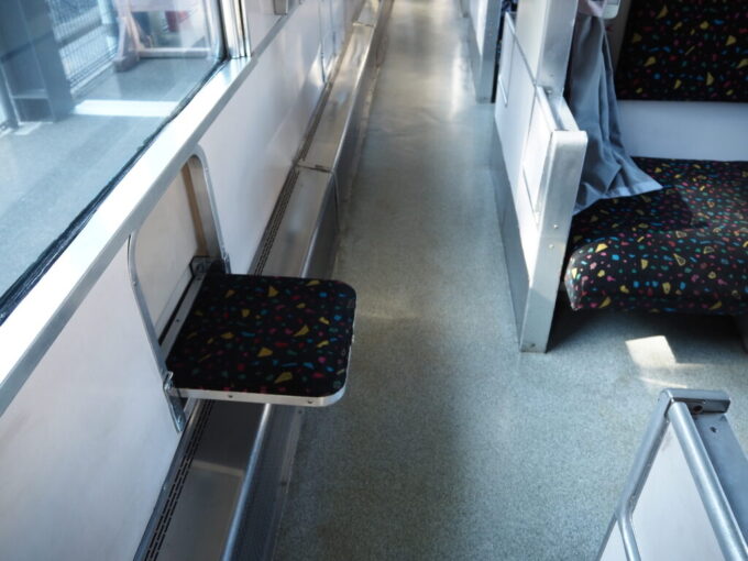 10月下旬初めての北九州門司港レトロ九州鉄道記念館14系客車懐かしい記憶を呼び覚ます通路に設置された折り畳み式の椅子