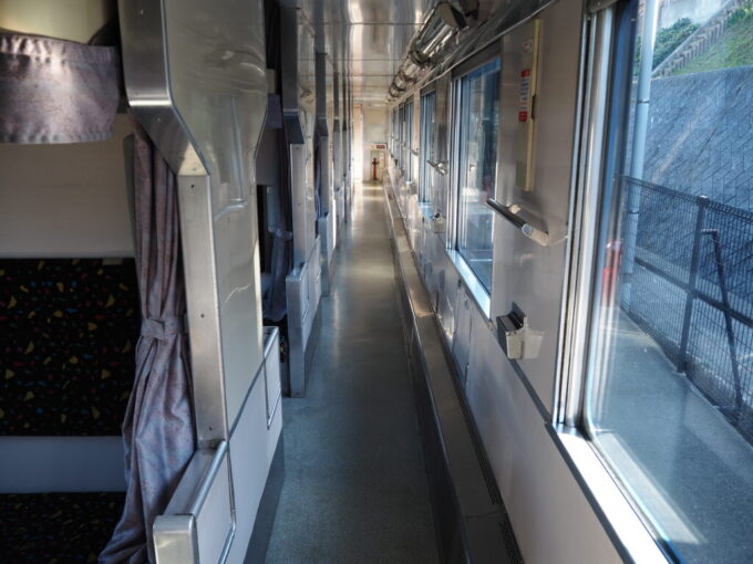 10月下旬初めての北九州門司港レトロ九州鉄道記念館14系客車旅情を誘う開放式B寝台の通路
