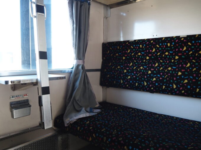 10月下旬初めての北九州門司港レトロ九州鉄道記念館14系客車開放式B寝台に腰掛ければ一気に蘇る昔懐かしい旅の記憶