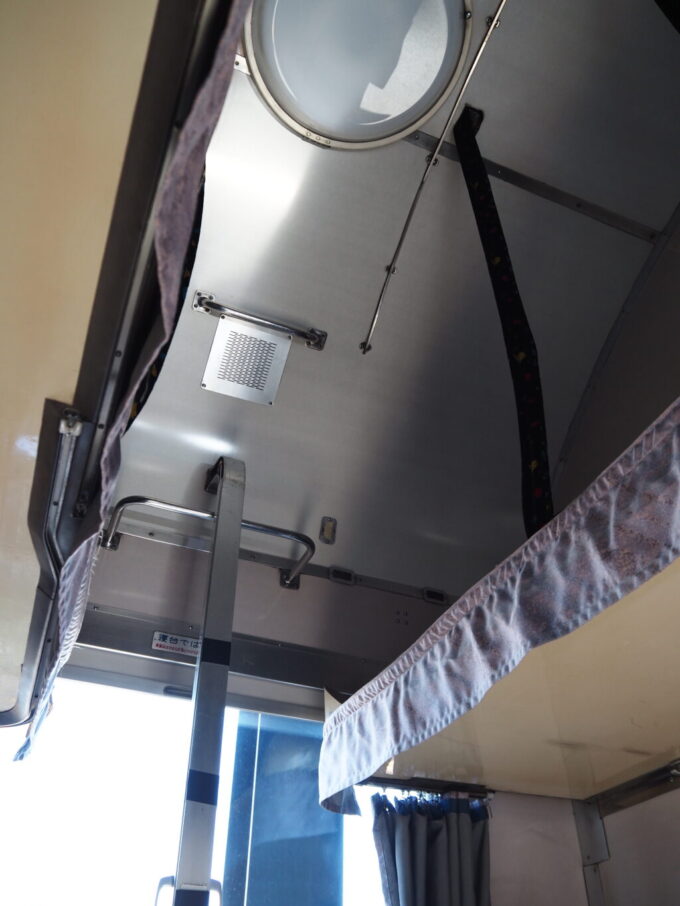 10月下旬初めての北九州門司港レトロ九州鉄道記念館14系客室の高い天井