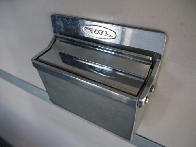 10月下旬初めての北九州門司港レトロ九州鉄道記念館14系客車に残されたJNRマーク入りの灰皿