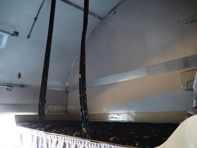 10月下旬初めての北九州門司港レトロ九州鉄道記念館14系客車開放式B寝台の上段寝台