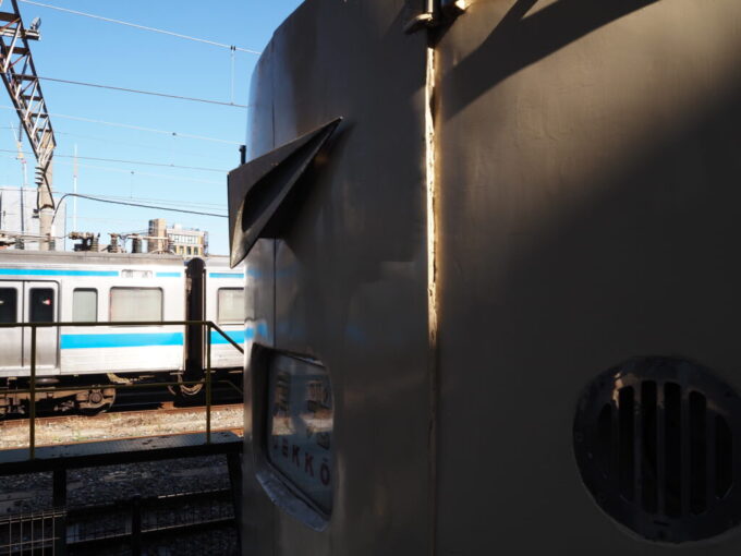 10月下旬初めての北九州門司港レトロ九州鉄道記念館581系貫通扉に取り付けられた特急シンボルマーク