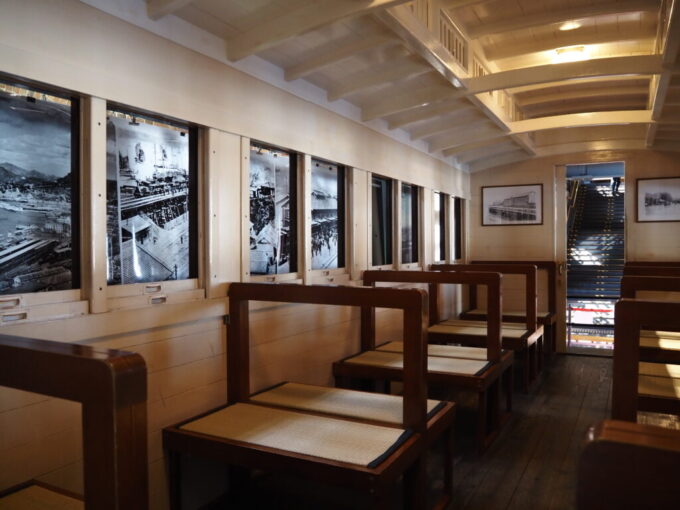 10月下旬初めての北九州門司港レトロ九州鉄道記念館本館に展示された明治時代の客車の車内畳敷きの座席