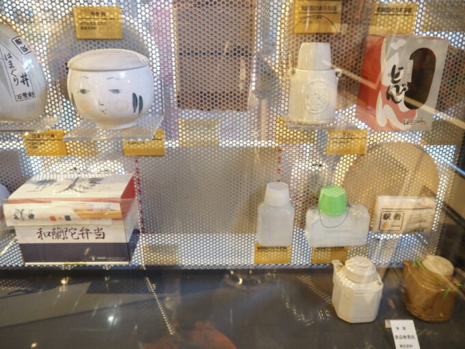 10月下旬初めての北九州門司港レトロ九州鉄道記念館本館に展示された昔懐かしいポリ茶瓶