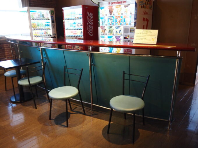 10月下旬初めての北九州門司港レトロ九州鉄道記念館本館に置かれたつばめのビュッフェのカウンター