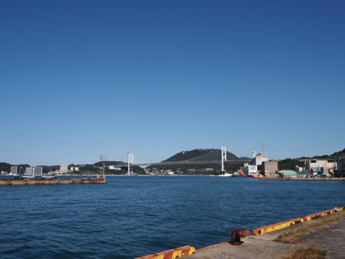 10月下旬初めての北九州門司港レトロ第一船だまりから眺める関門海峡