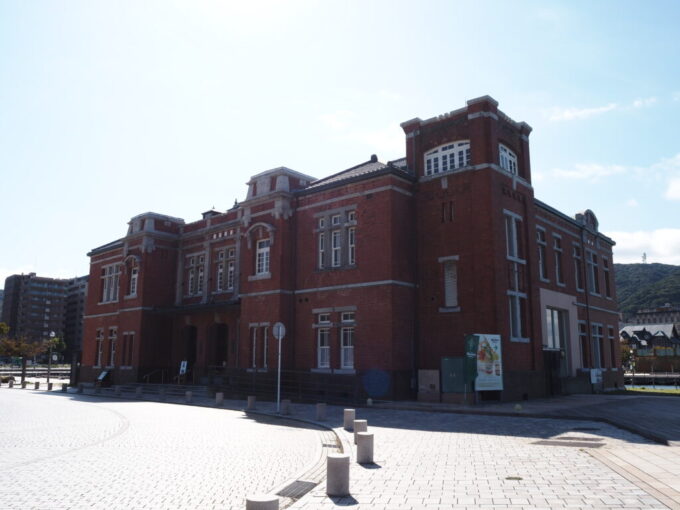 10月下旬初めての北九州門司港レトロ第一船だまりのそばに建つ旧門司税関