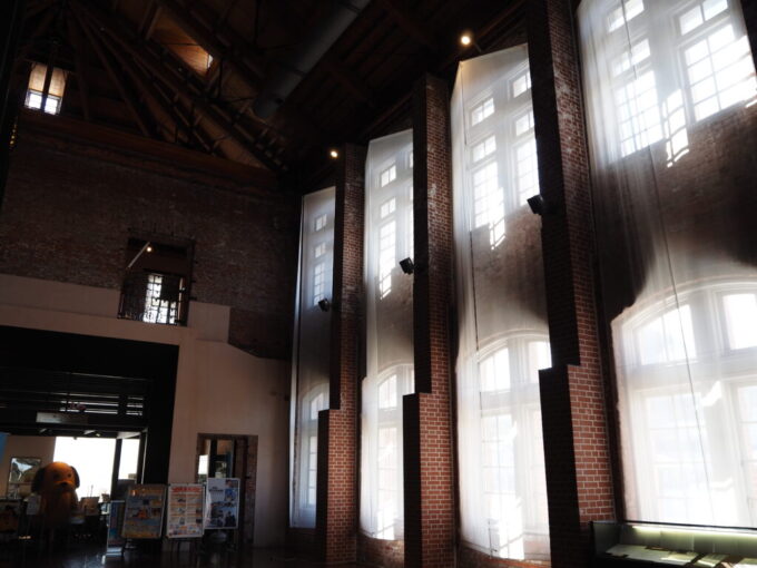 10月下旬初めての北九州門司港レトロ旧門司税関の荘厳な館内