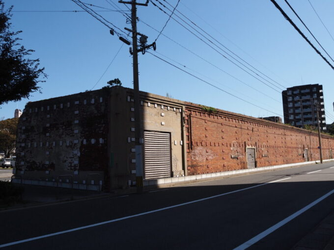 10月下旬初めての北九州門司港レトロ駐車場に保存された赤レンガ倉庫群の外壁