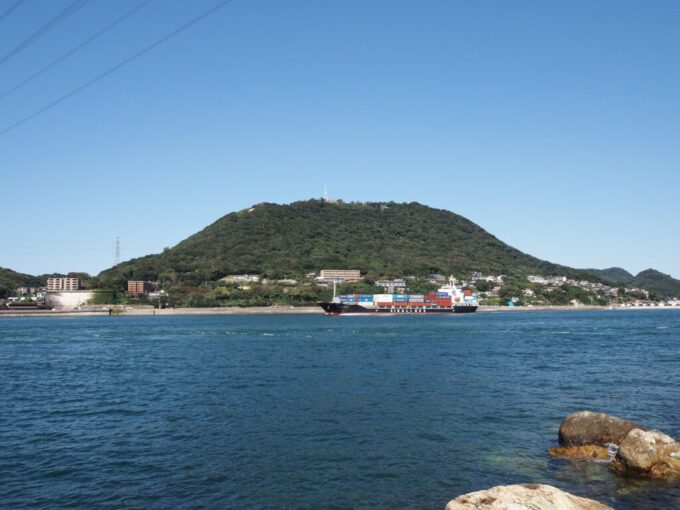 10月下旬初めての北九州門司関門海峡最狭部の早鞆瀬戸をゆったりと行く海外の巨大コンテナ船