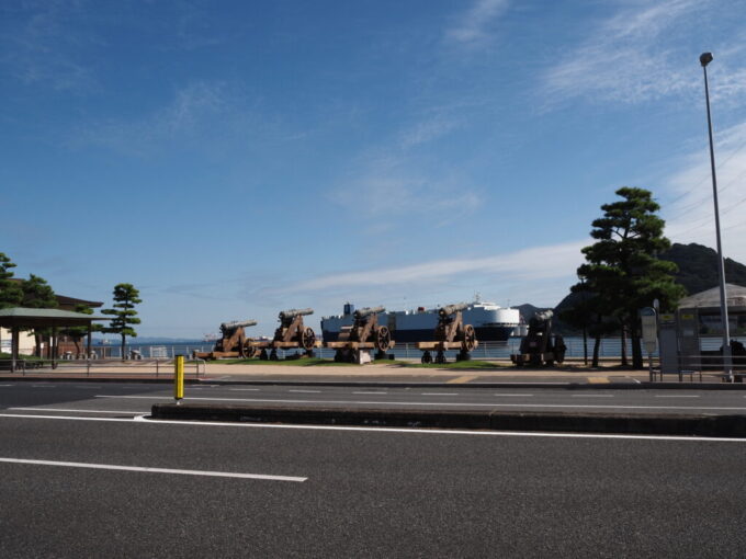 10月下旬初めての山口県下関みもすそ川公園の大砲の前をゆっくりと航行する貨物船