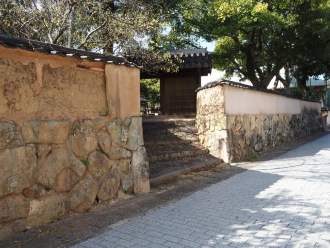 10月下旬初めての山口県下関城下町長府に残された石垣と練塀