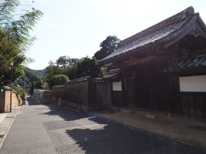 10月下旬初めての山口県下関城下町長府練塀や重厚な門が続く味わい深い町並み