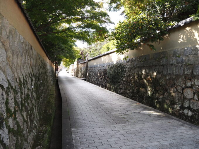 10月下旬初めての山口県下関城下町長府情緒深い練塀の小路