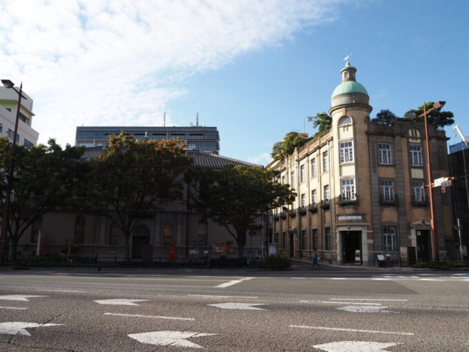 10月下旬初めての山口県下関旧秋田商会ビルとその隣の下関南部町郵便局のレトロな建物