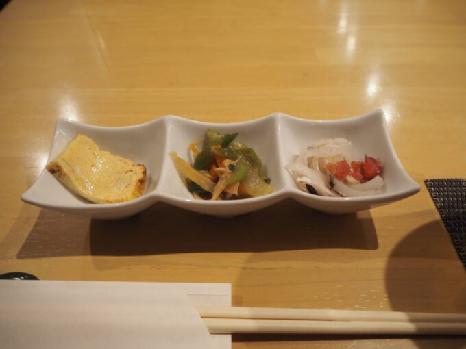 10月下旬初めての山口県下関美食酒家ゆめぜん下関店お通しにはふく皮の梅和えをはじめとする3品
