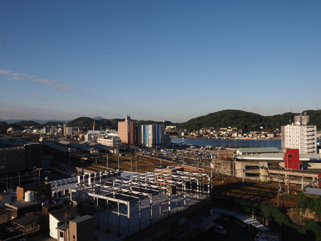 10月下旬初めての山口県下関ステーションホテルから望む小瀬戸と下関駅