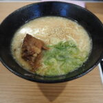 10月下旬初めての小倉駅在来線5・6番ホームにある駅そばならぬ駅ラーメン立ち食いとんこつラーメンのぼれ天まで小倉駅店バラ軟骨ラーメン白