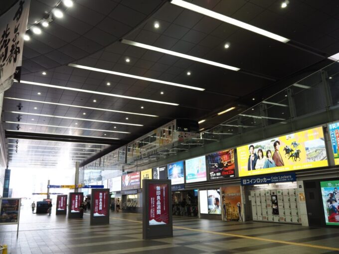 10月下旬初めての小倉駅コンコースにモノレールが乗り入れる姿を目の当たりにし感動