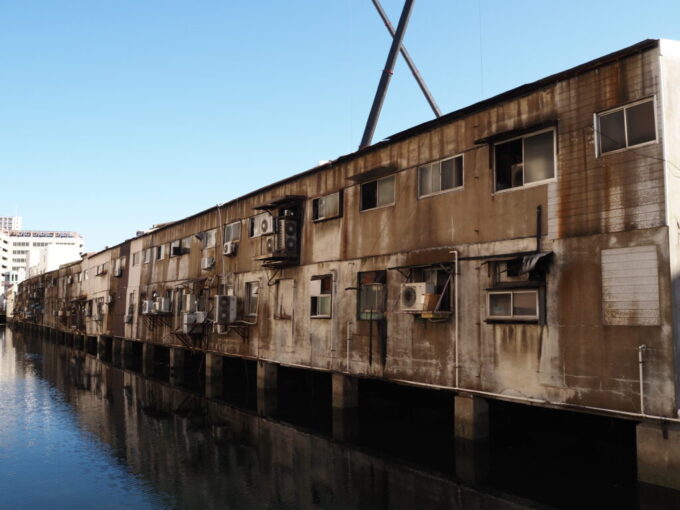 10月下旬初めての小倉旦過市場に残る神嶽川にせり出した味わい深い建物