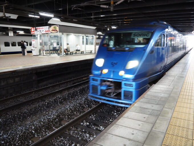 10月下旬初めての小倉駅に入線する日豊本線883系特急ソニック大分行き