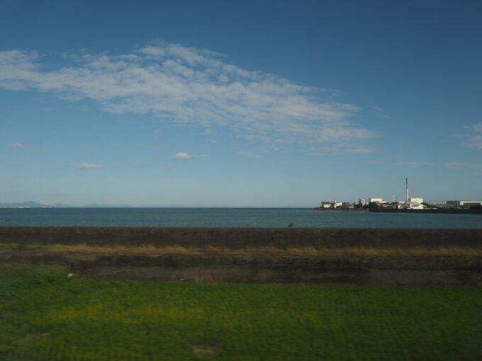 10月下旬JR九州日豊本線883系特急ソニック車窓から望む周防灘と本州の島影
