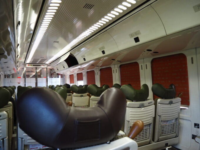 10月下旬JR九州日豊本線883系特急ソニック落ち着いた色調にはなったが今でも残る奇抜なデザインの片鱗