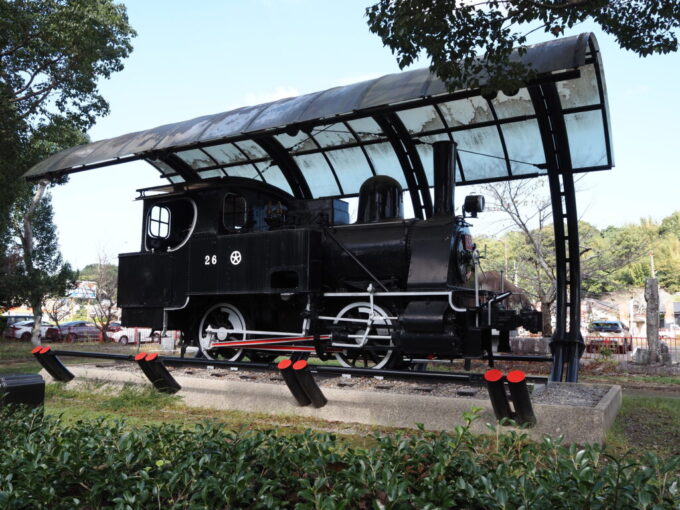 10月下旬秋晴れの宇佐神宮境内に保存された旧大分交通宇佐参宮線で廃線まで活躍した小型のSL蒸気機関車