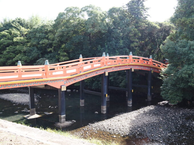 10月下旬秋晴れの宇佐神宮寄藻川に架かる神橋を渡り境内へ