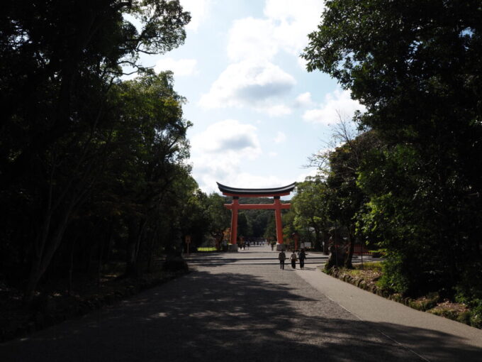 10月下旬秋晴れの宇佐神宮大きい反りと扁額がないことが特徴の大鳥居