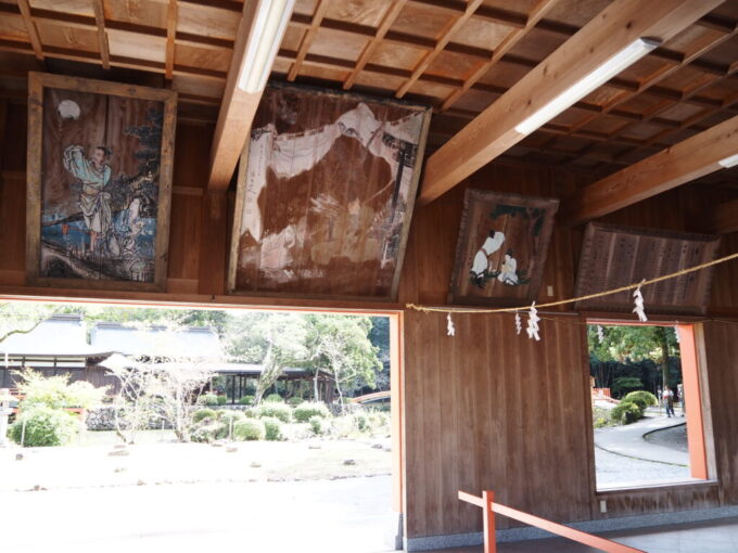10月下旬秋晴れの宇佐神宮絵馬殿に飾られた古い絵馬