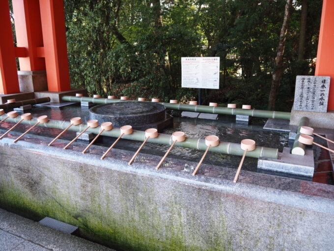 10月下旬秋晴れの宇佐神宮手水舎で水を湛える国産御影石で造られた日本一の水盤