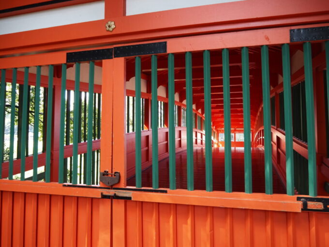 10月下旬秋晴れの宇佐神宮内部まで鮮烈な朱塗りの艶やかな呉橋