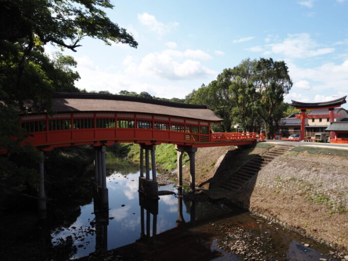 10月下旬秋晴れの宇佐神宮優美な弧を描く呉橋