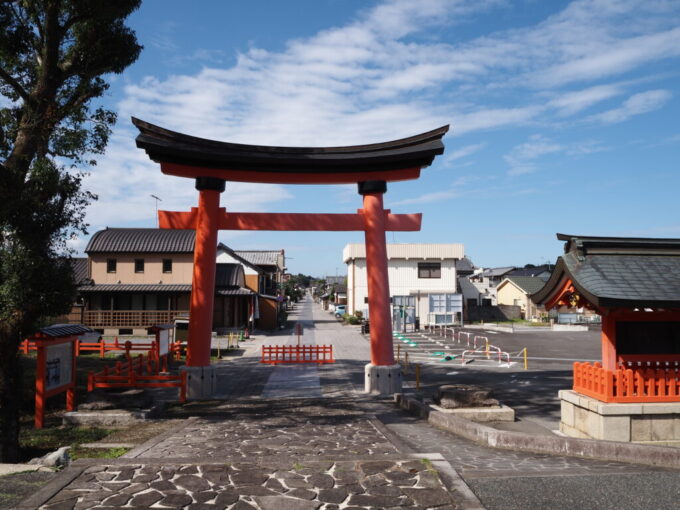 10月下旬秋晴れの宇佐神宮かつての表参道であった勅使街道終点の西参道