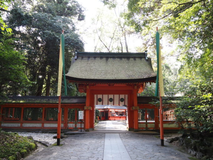 10月下旬秋晴れの宇佐神宮下宮の門