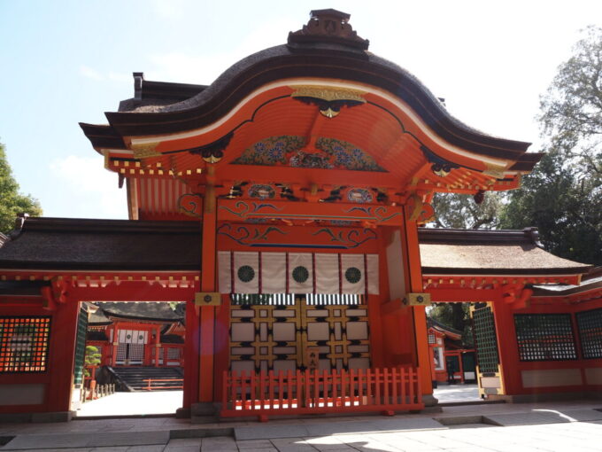 10月下旬秋晴れの宇佐神宮今年改修されたばかりの絢爛な西大門