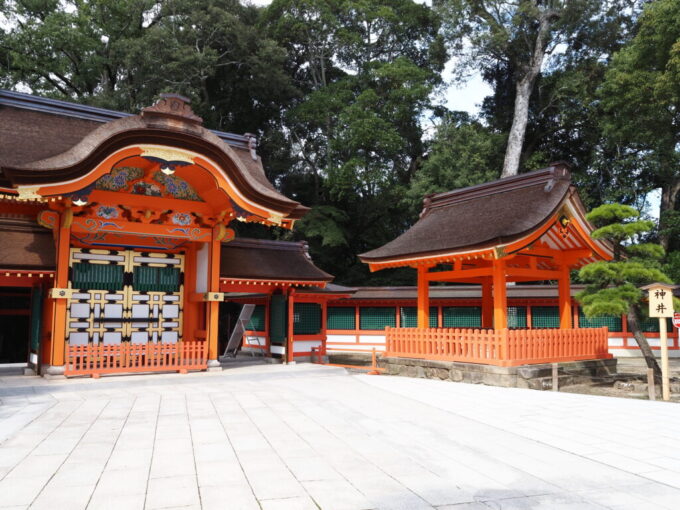 10月下旬秋晴れの宇佐神宮荘厳な上宮へのお参りでその鮮烈さを受け取り、西大門から帰路へ。