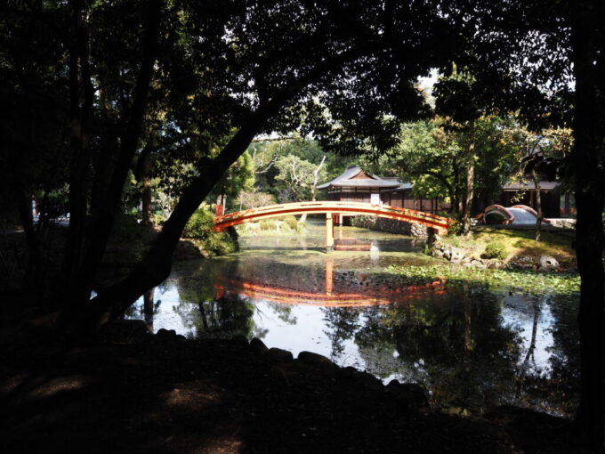 10月下旬秋晴れの宇佐神宮ひっそりとした雰囲気に包まれる菱形池から能楽殿を望む