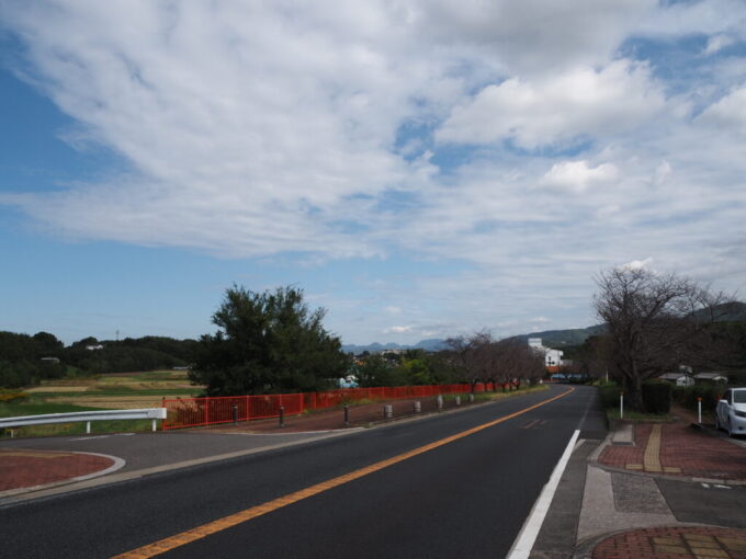 10月下旬秋晴れの宇佐神宮かくまさのはも天丼で満腹になったので腹ごなしに駅まで歩いて帰る