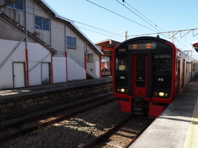 10月下旬秋晴れの宇佐駅に入線する日豊本線JR九州813系普通列車幸崎行き