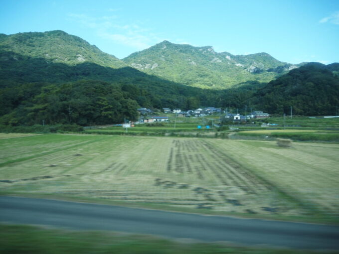 10月下旬JR九州日豊本線宇佐からは国東半島の付け根を行く山深い車窓に