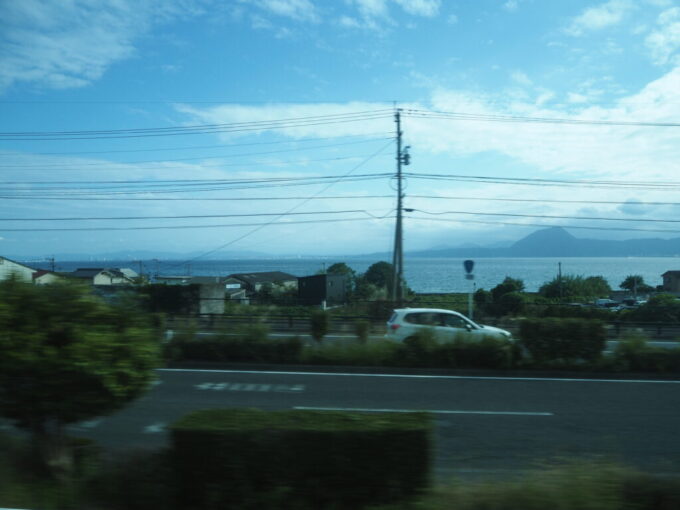10月下旬JR九州日豊本線813系車窓から眺める伊予灘別府湾と高崎山、大分の街
