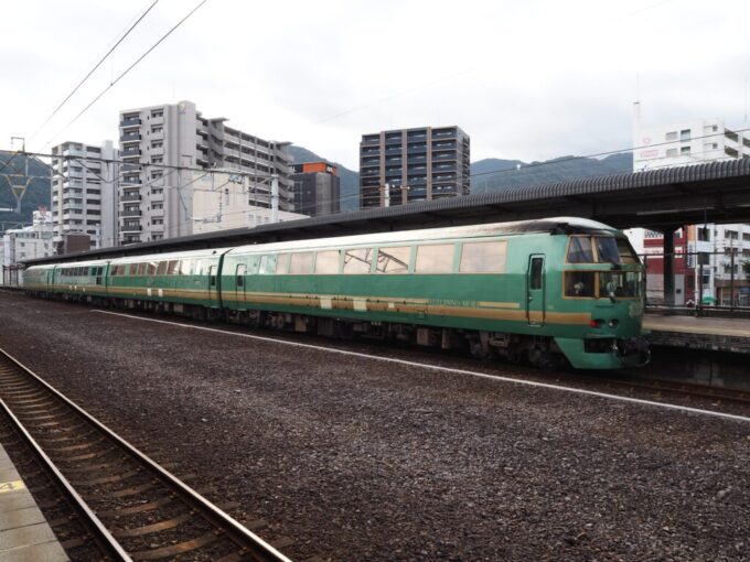 10月下旬12年ぶりとなる別府駅に停車中のゆふいんの森Ⅰ世