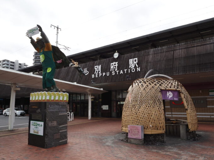 10月下旬12年ぶりの別府駅前に建つ油屋熊八像と手湯