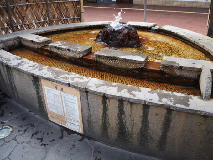 10月下旬12年ぶりの別府温泉地らしい駅前の手湯