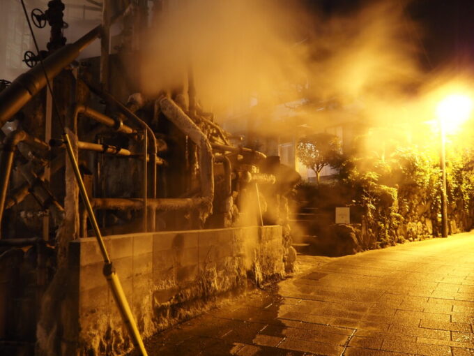 10月下旬12年ぶりの別府鉄輪温泉夜の街灯に照らされ何とも言えぬ雰囲気を醸し出す温泉タンクと配管