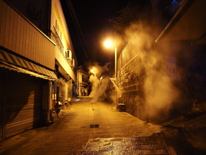 10月下旬12年ぶりの別府鉄輪温泉側溝からも湯けむりがもうもうと上がる別府鉄輪らしい夜の情景
