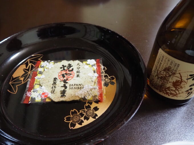 10月下旬12年ぶりの別府鉄輪温泉かんなわゆの香お茶菓子の焼きやせうまをつまみに地酒を飲む